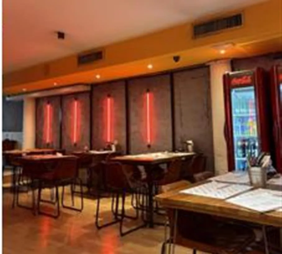 Sala interior de Porco Dio con mesas preparadas