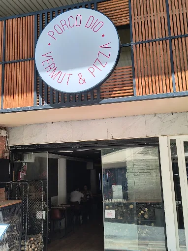 Rótulo exterior de Porco Dio, vermut y pizza